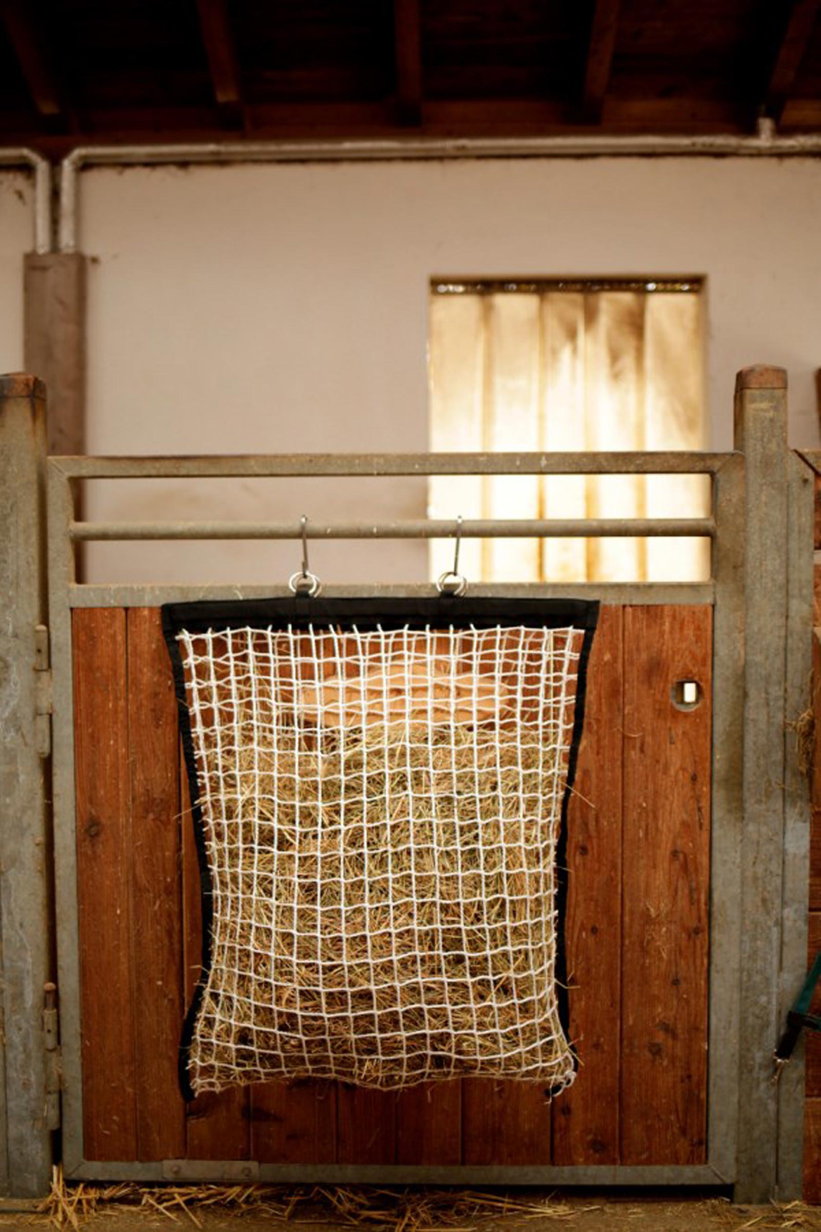 Red de heno Kerbl con dispositivo de relleno, 83x83 cm (3x3cm)