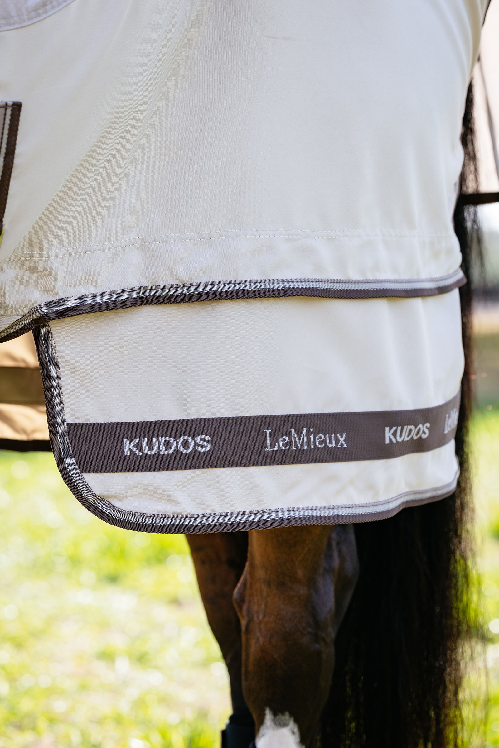 LeMieux Kudos Shower Pro manta anti-eccema con cuello desmontable