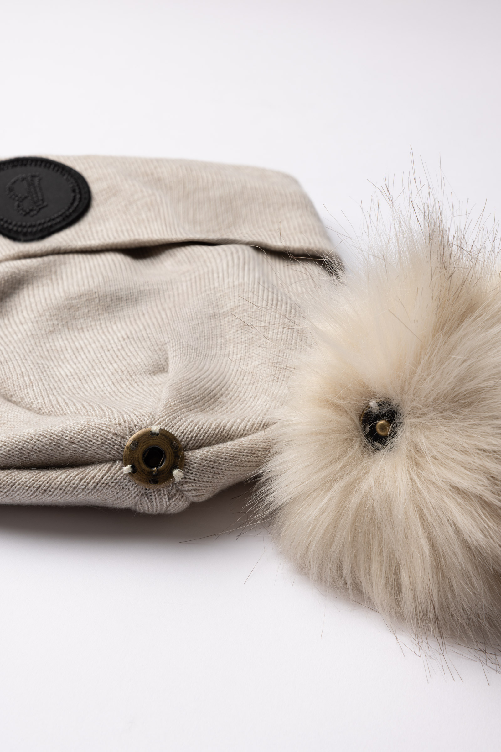 B Vertigo Sydney Gorro de punto con pompón extraíble