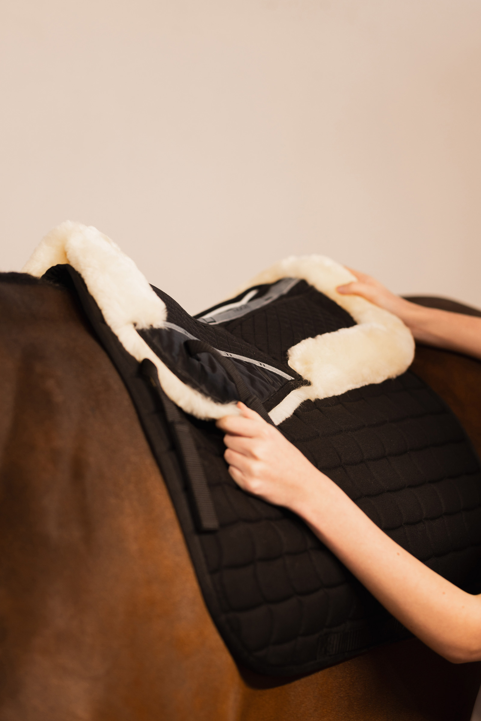 Almohadilla correctora de piel de oveja Horze Harleigh