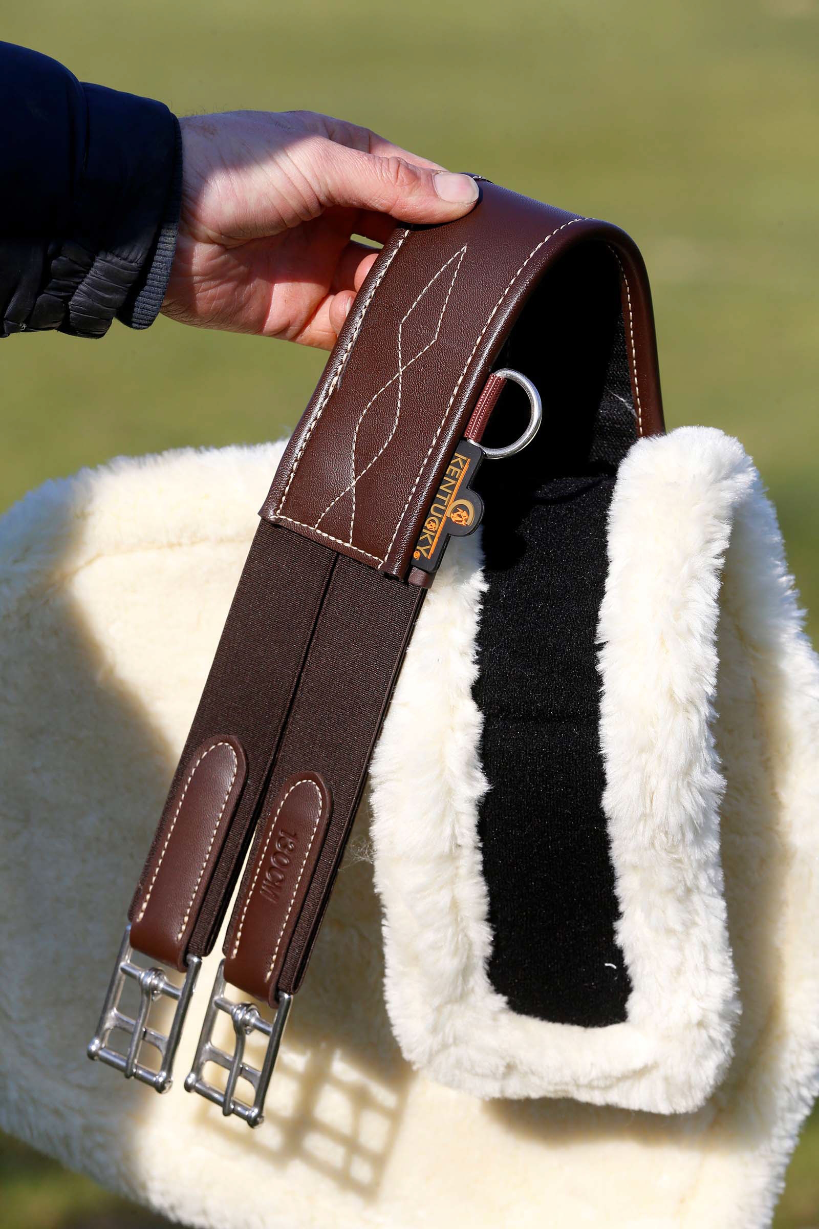 Cubierta de cincha con tachuelas de piel de oveja Kentucky Horsewear