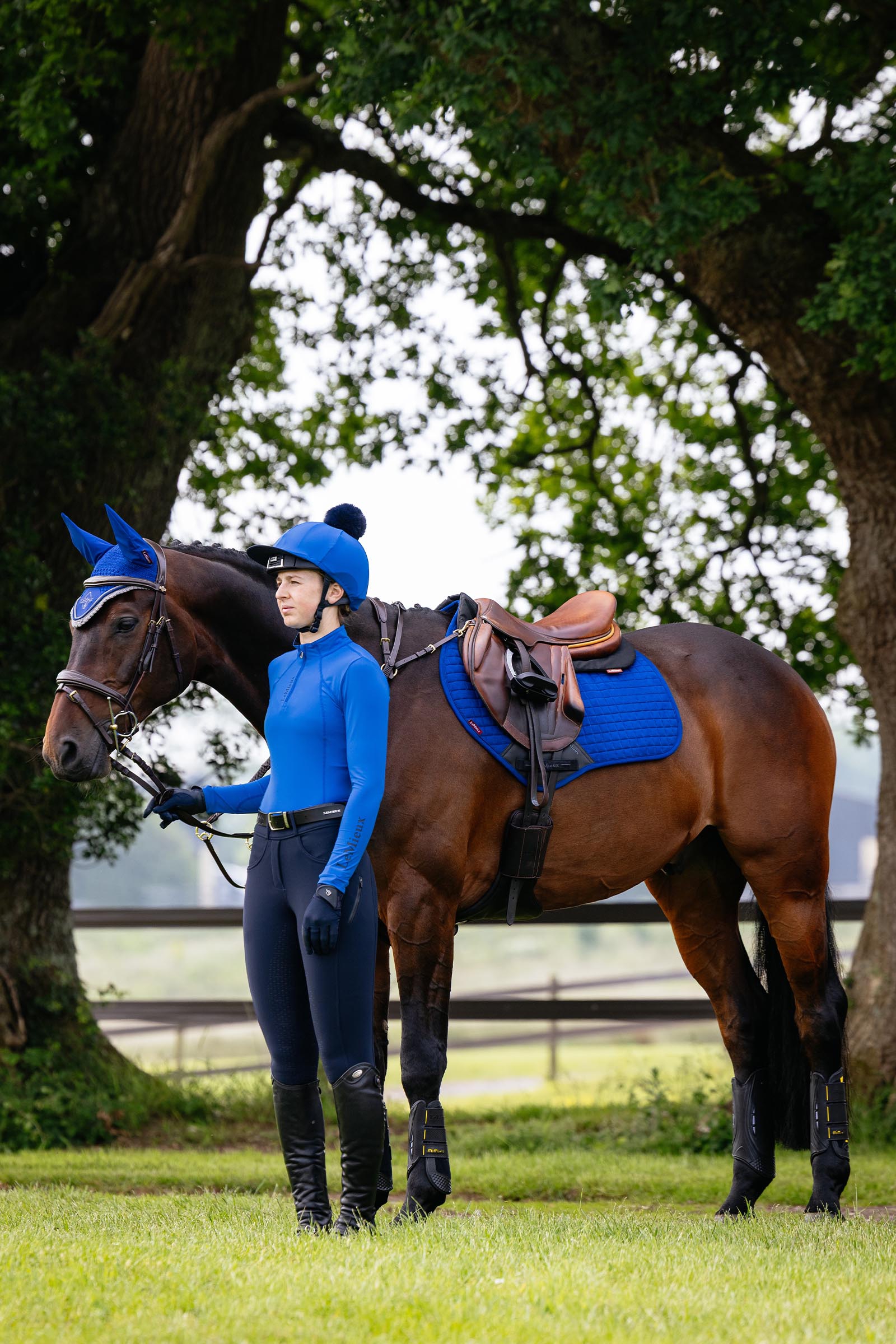 LeMieux Suede Close Contact mantilla salto