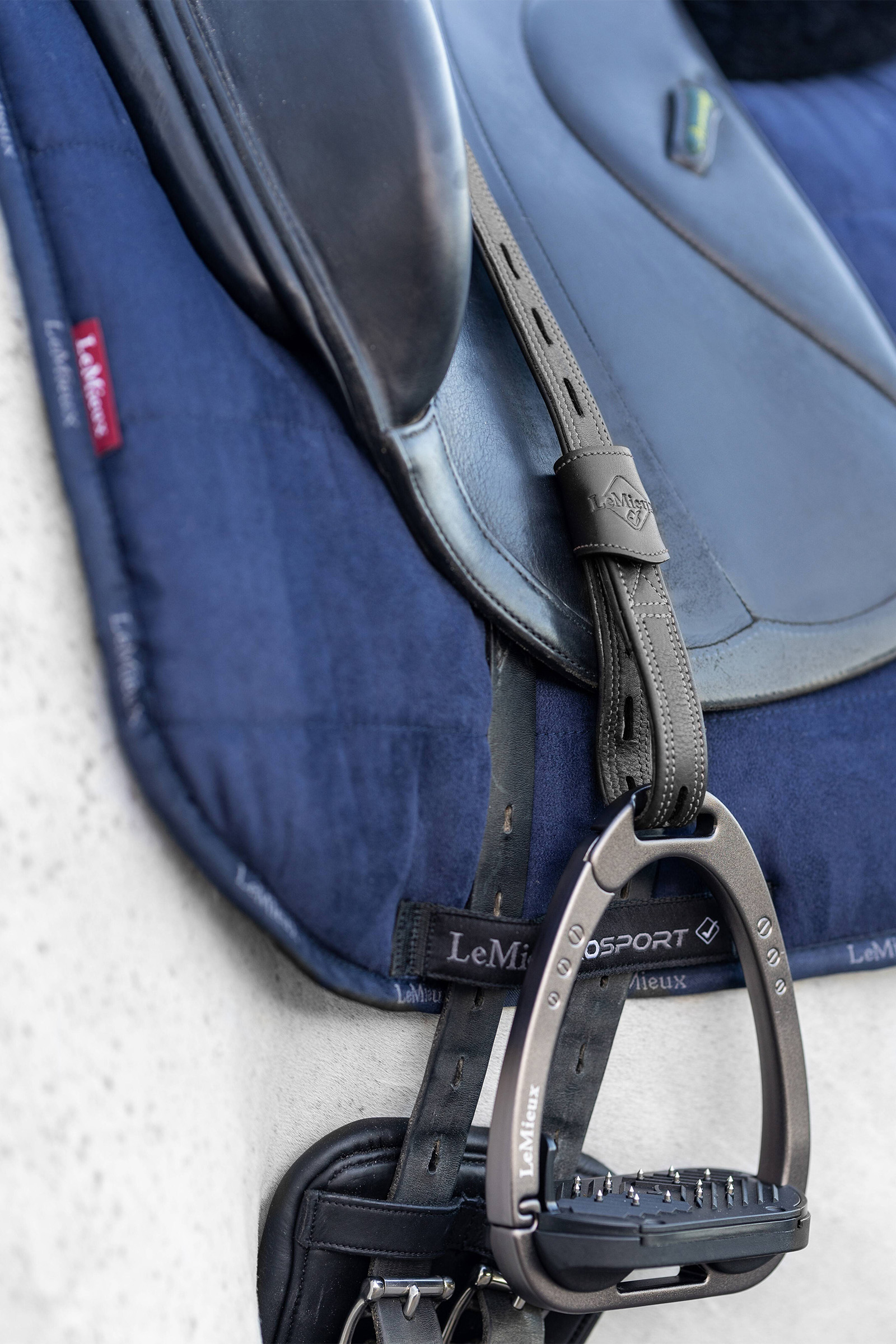 Ación de Estribo Contacto Cercano LeMieux Vector