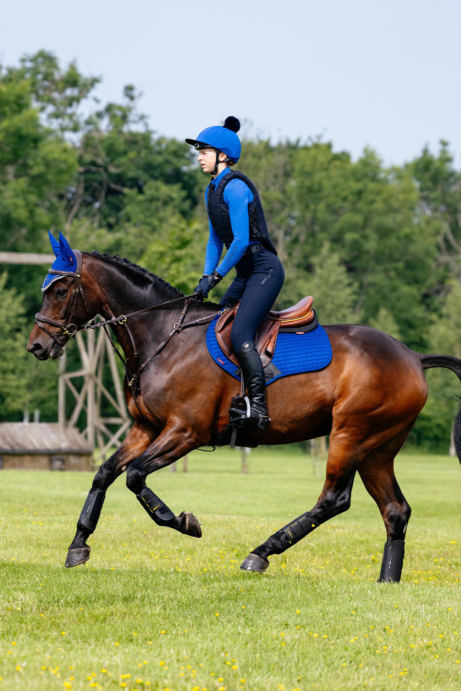 LeMieux Suede Close Contact mantilla salto