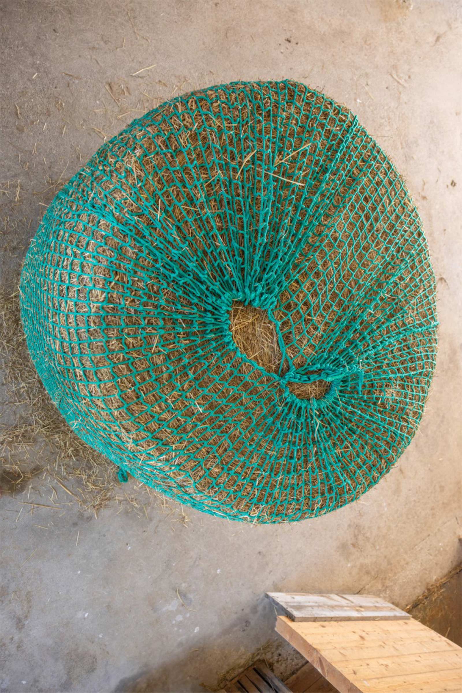 Red de heno Kerbl para pacas redondas, colgable